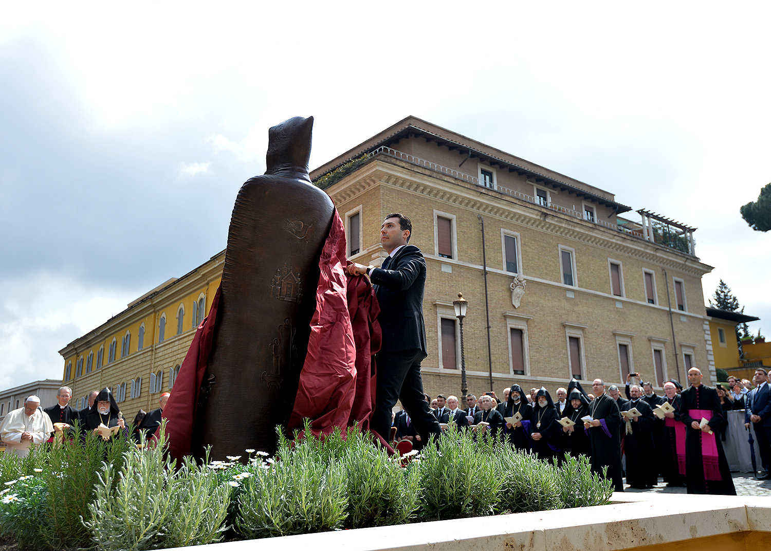 Папа Римский освятил памятник Григору Нарекаци 