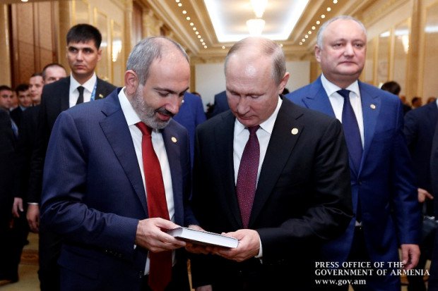 Пашинян подарил Путину книгу о Карабахе 