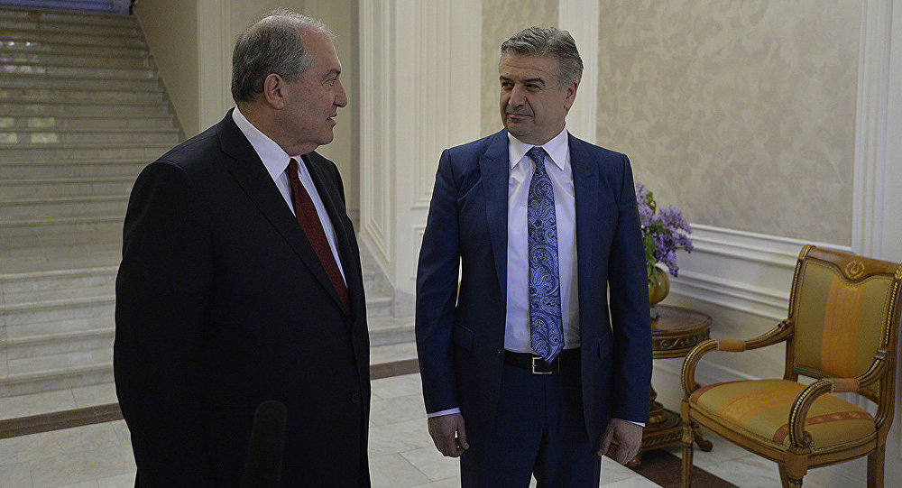 Президент Армении принял отставку правительства 