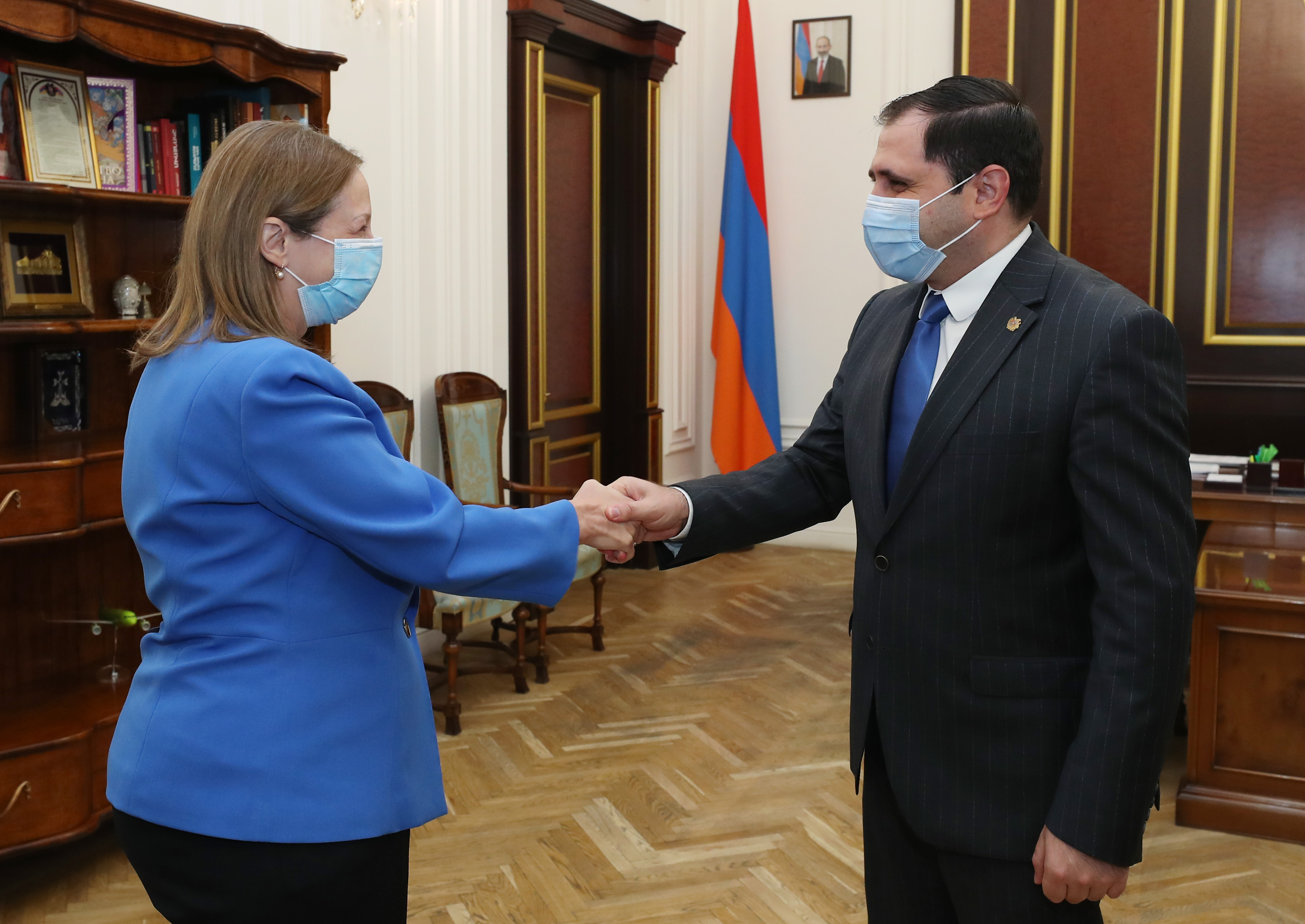 Глава Минобороны Армении обсудил с послом США ситуацию на границе и в Карабахе 