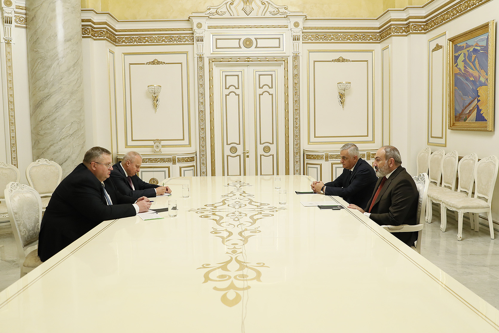 Пашинян встретился с Оверчуком 