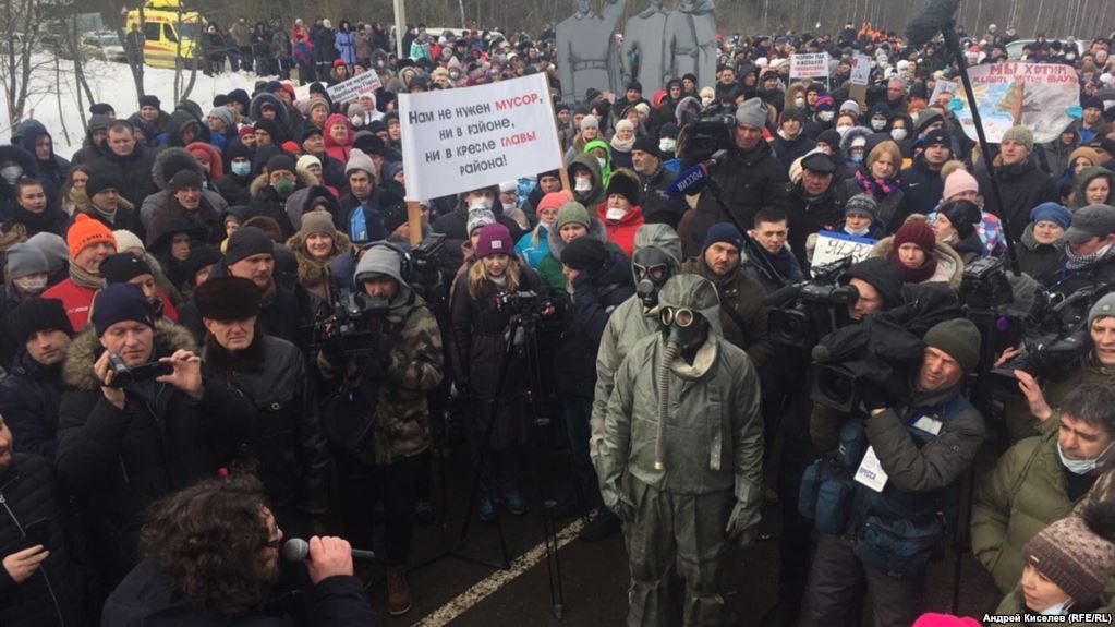 Жители Волоколамска напали на главу района и губернатора Подмосковья 