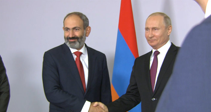Путин познакомил Пашиняна с Алиевым 