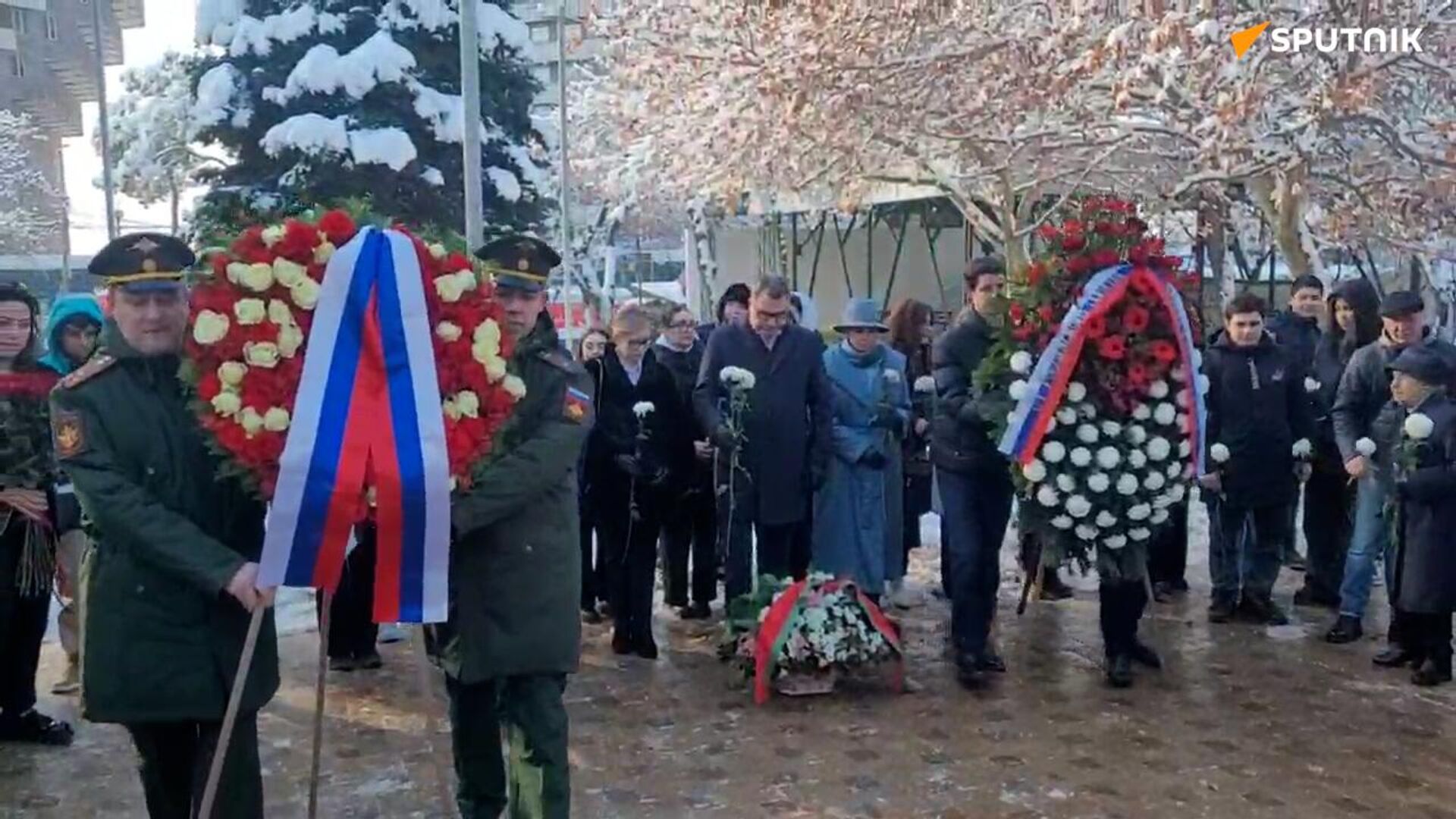 В Ереване российские дипломаты возложили цветы к памятнику детям блокадного Ленинграда 