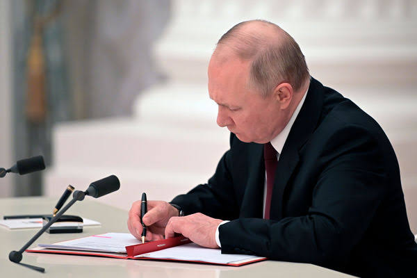 Президент России подписал указ о приеме в гражданство 26 человек, среди которых хоккеисты 