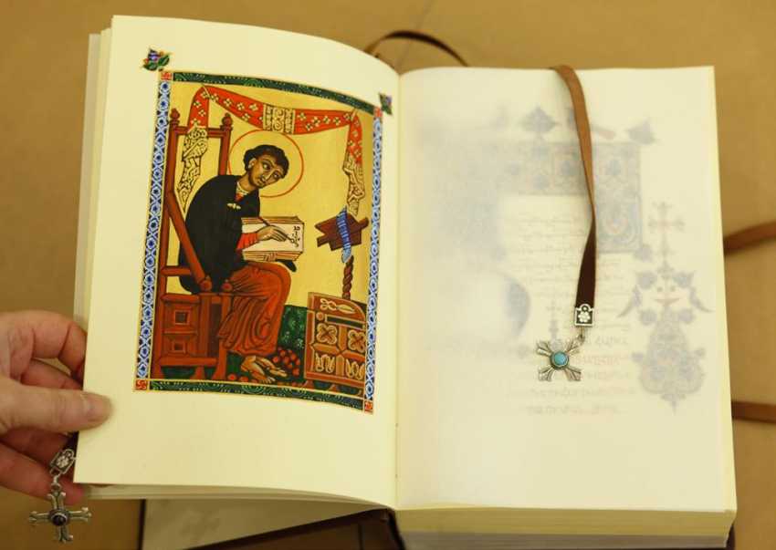 Нарекаци книга скорбных песнопений. Григор нарекаци книга. Григор нарекаци книга скорбных песнопений на армянском. Григор нарекаци книга скорбных песнопений. Книга скорбных песнопений 1988.