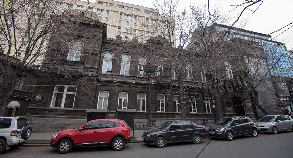 Адвокат посла Смбатяна: "Он спасал здание" 