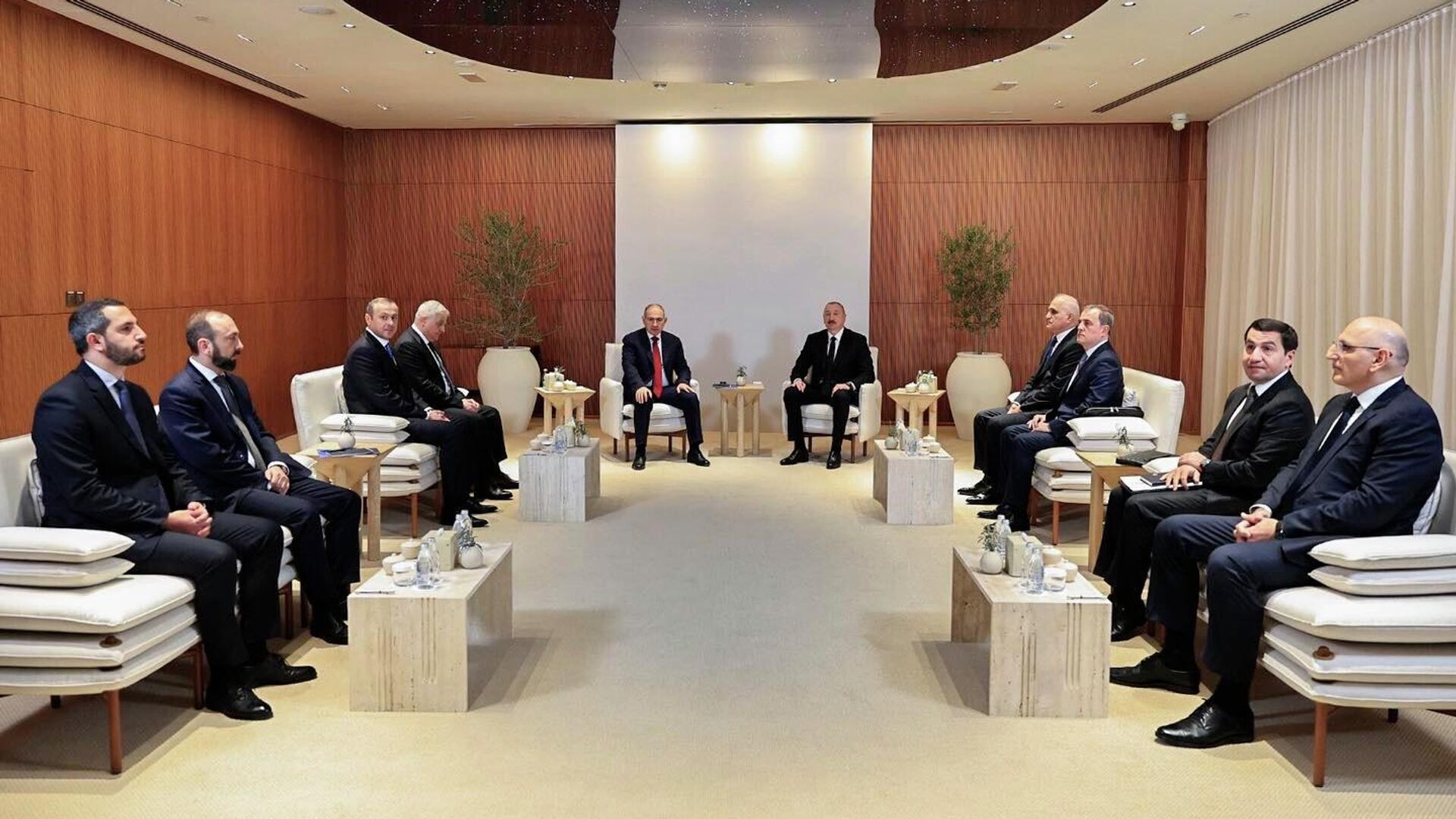 Пашинян и Алиев продолжают встречу в Абу-Даби в формате тет-а-тет 
