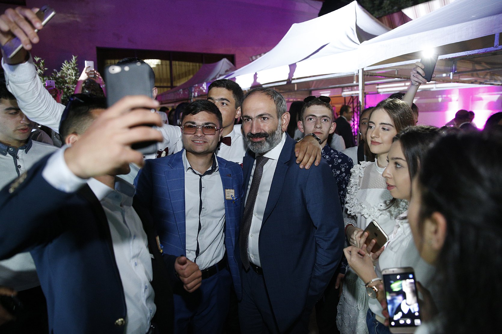 Премьер-министр Армении принял в правительственном особняке выпускников школ приграничных сел 