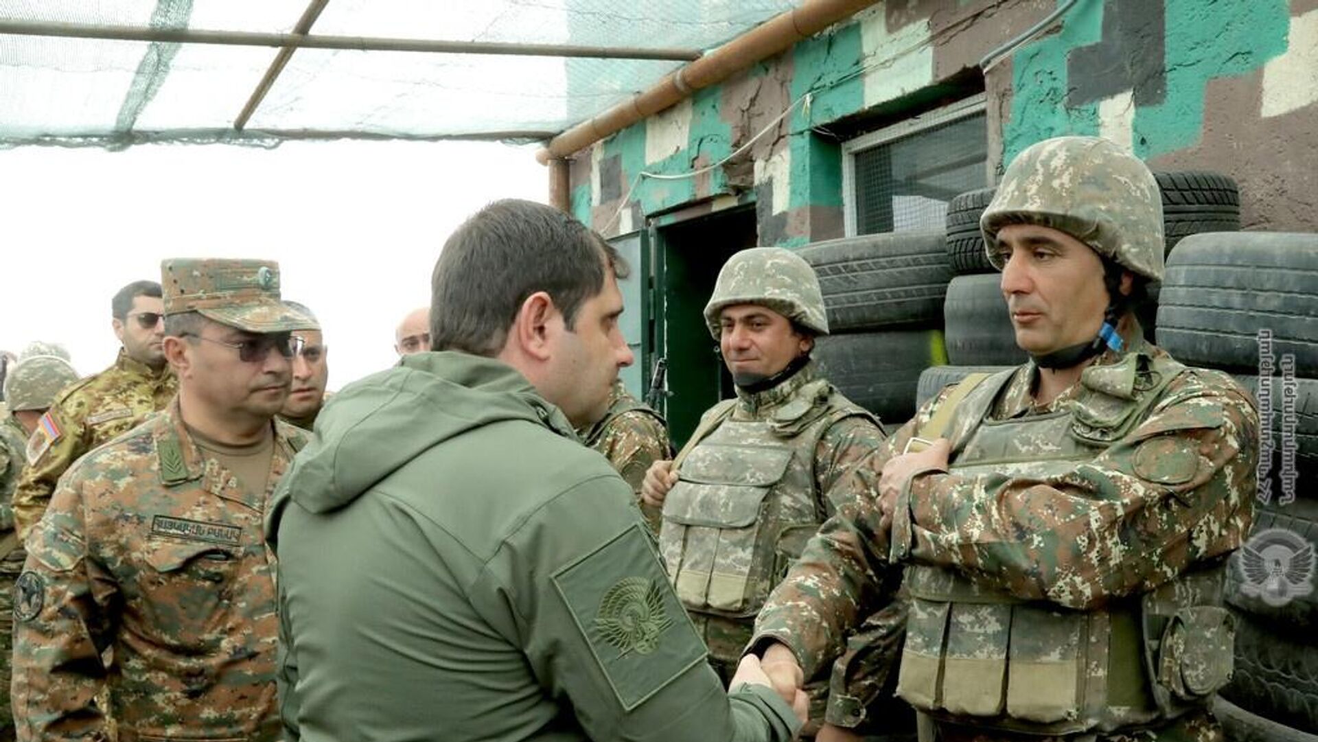 Глава военного ведомства Армении ознакомился с условиями службы на боевых позициях 