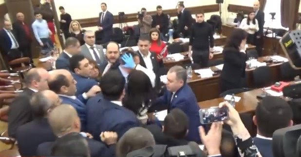Во время заседания Совета старейшин Еревана представители правящей партии избили оппозиционеров 