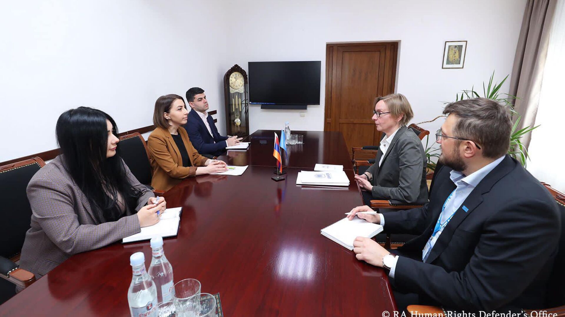 Омбудсмен Армении обсудила вопрос перемещенных из Карабаха лиц с представителем ООН 