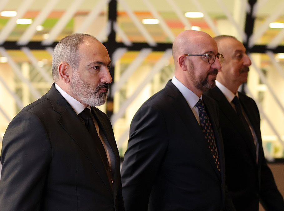 Шарль Мишель обсудил ситуацию в регионе с Пашиняном и Алиевым 
