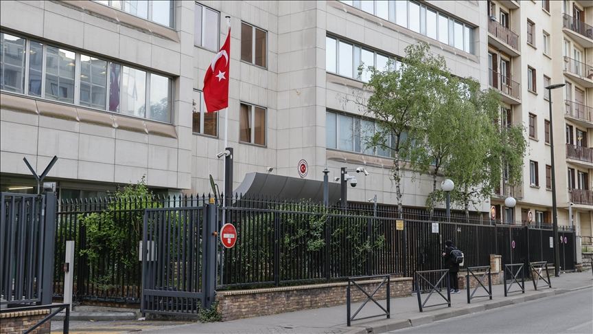 Неизвестные атаковали самодельной бомбой генконсульство Турции в Париже 