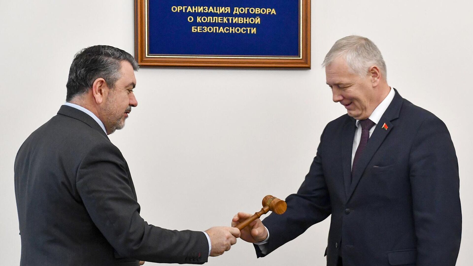 Полпред Армении при ОДКБ передал коллеге из Беларуси деревянный молоток 