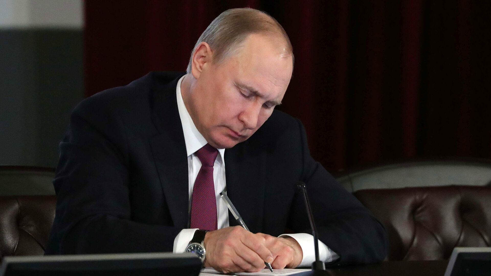 Путин призвал на военные сборы российских резервистов 