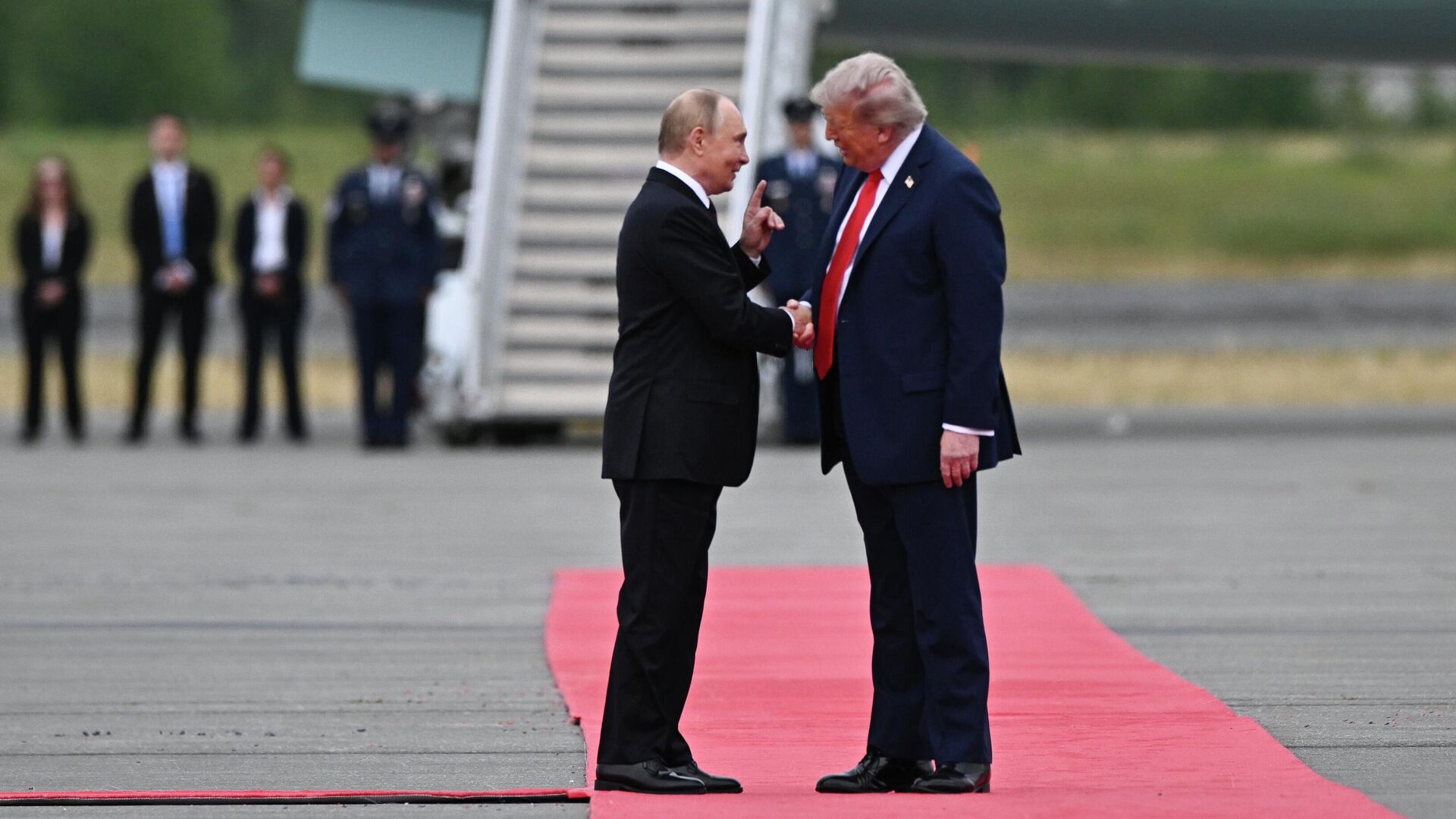 Захарова подтвердила, что Россия ожидает ответного визита от Трампа 