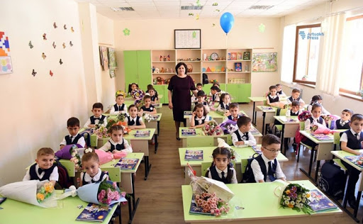 Омбудсмен: В результате атак азербайджанских вооруженных сил около 30 тысяч школьников лишились возможности получать  образование 