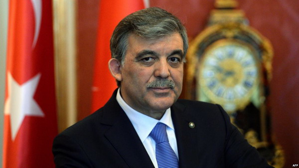 Бывший президент Турции Абдулла Гюль раскритиковал решение о закрытие прокурдской партии 