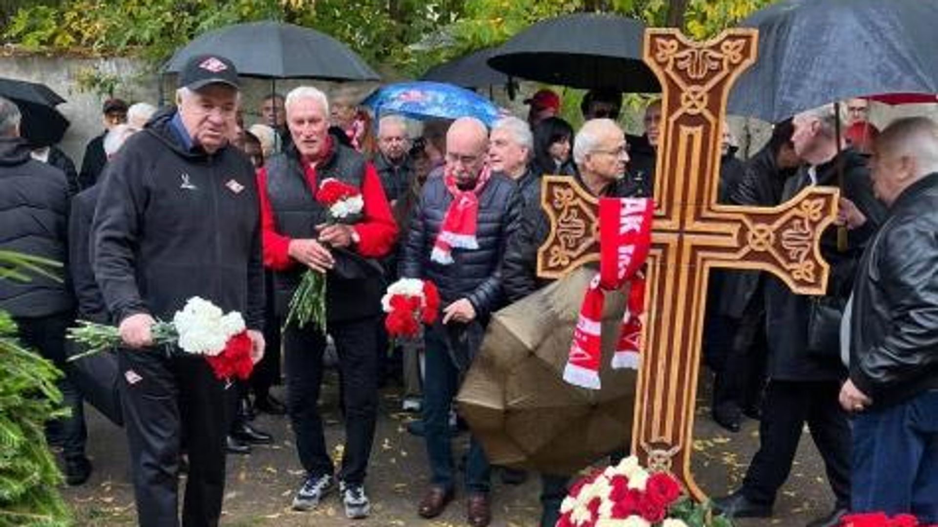 Ветераны "Спартака" возложили цветы к могиле Никиты Симоняна в день его 100-летия 