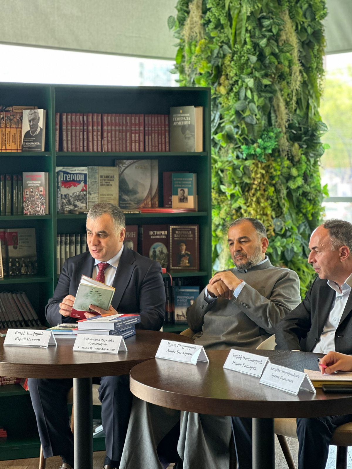 В Доме русской книги в Ереване состоялась презентация сборника Ашота Бегларяна, изданного в рамках книжной серии ДИАЛОГ 