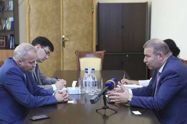 Вице-спикер парламента от блока "Царукян" на встрече с послом выразил свою озабоченность в связи с продажей Россией оружия Азербайджану 