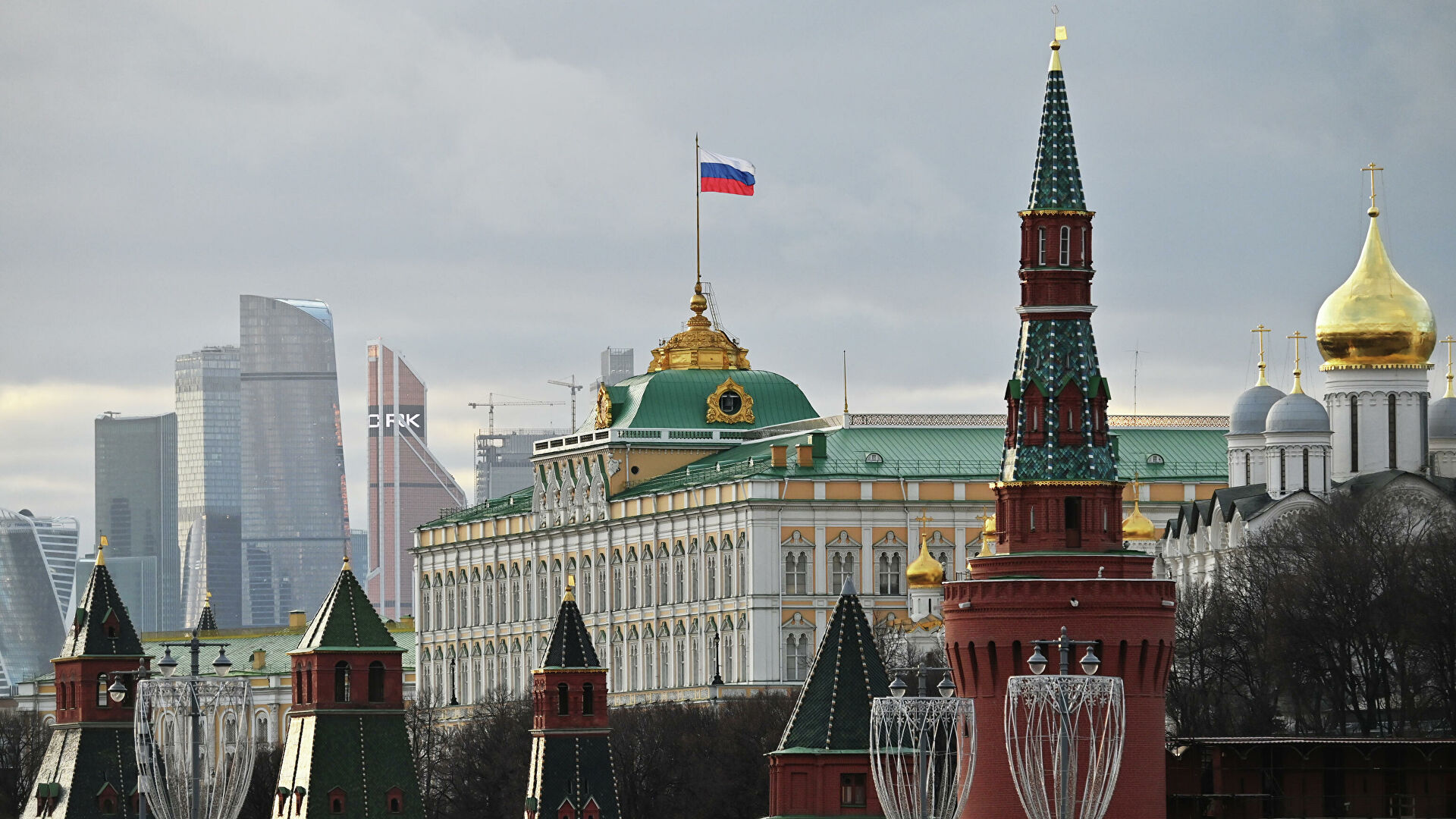 Песков: в Кремле не предпринимают никаких шагов по заявлениям Цхинвала о планах войти в РФ 