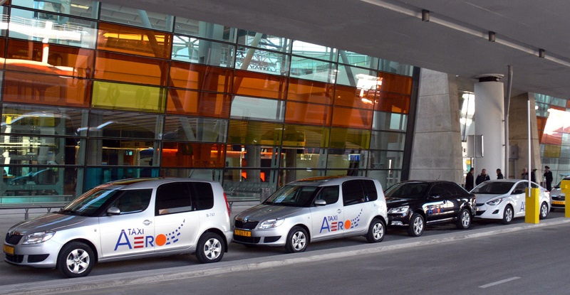 В аэропортах Армении будут работать только "белые" таксисты  