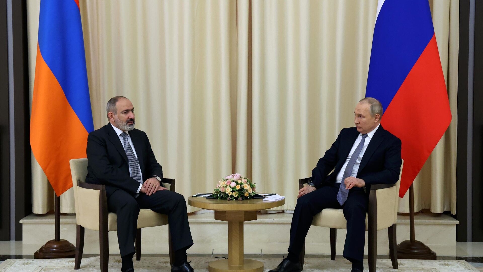 Путин на встрече с Пашиняном: Разумеется, в центре нашего внимания будут и вопросы безопасности, в том числе, связанные с Карабахом 