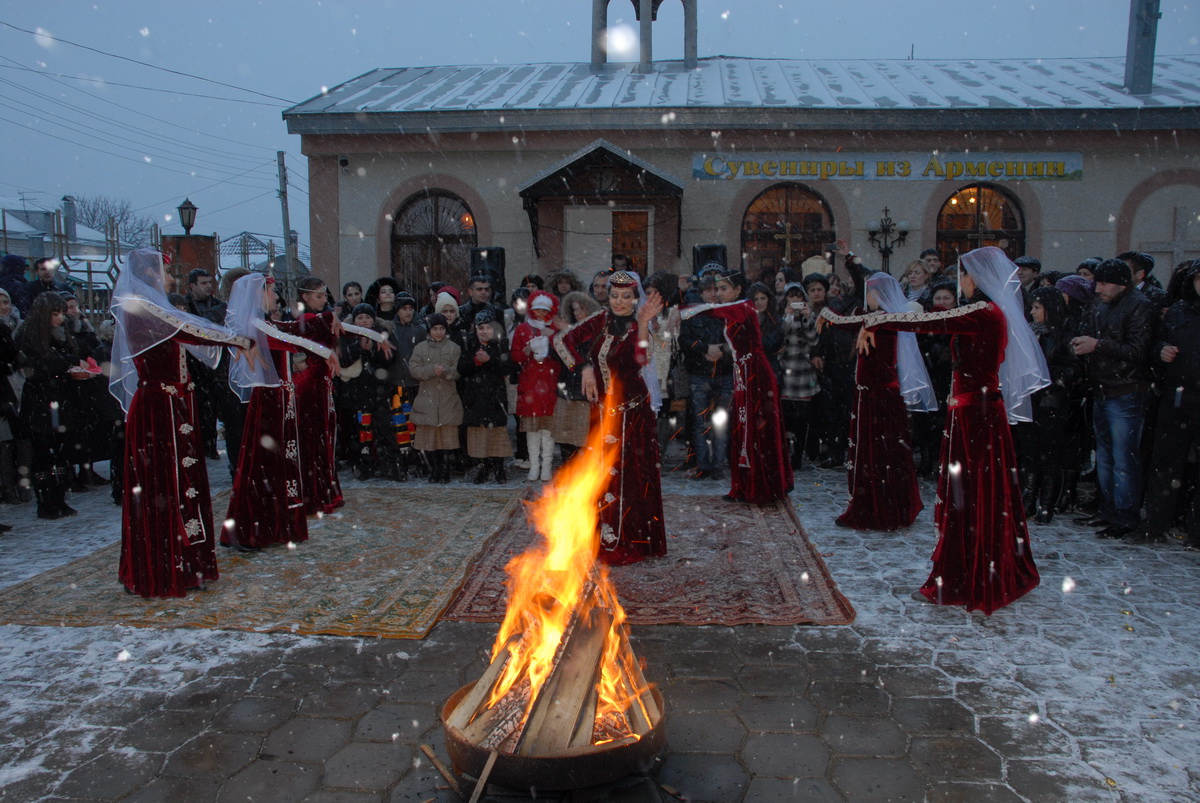 Dialogorg.ru: Трндез: От языческого костра до христианского храма: Полная история армянского праздника Трндез 