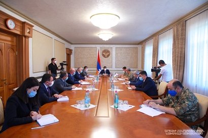 Президент Арцаха провел совещание по вопросам жилищного обеспечения офицеров Армии обороны 