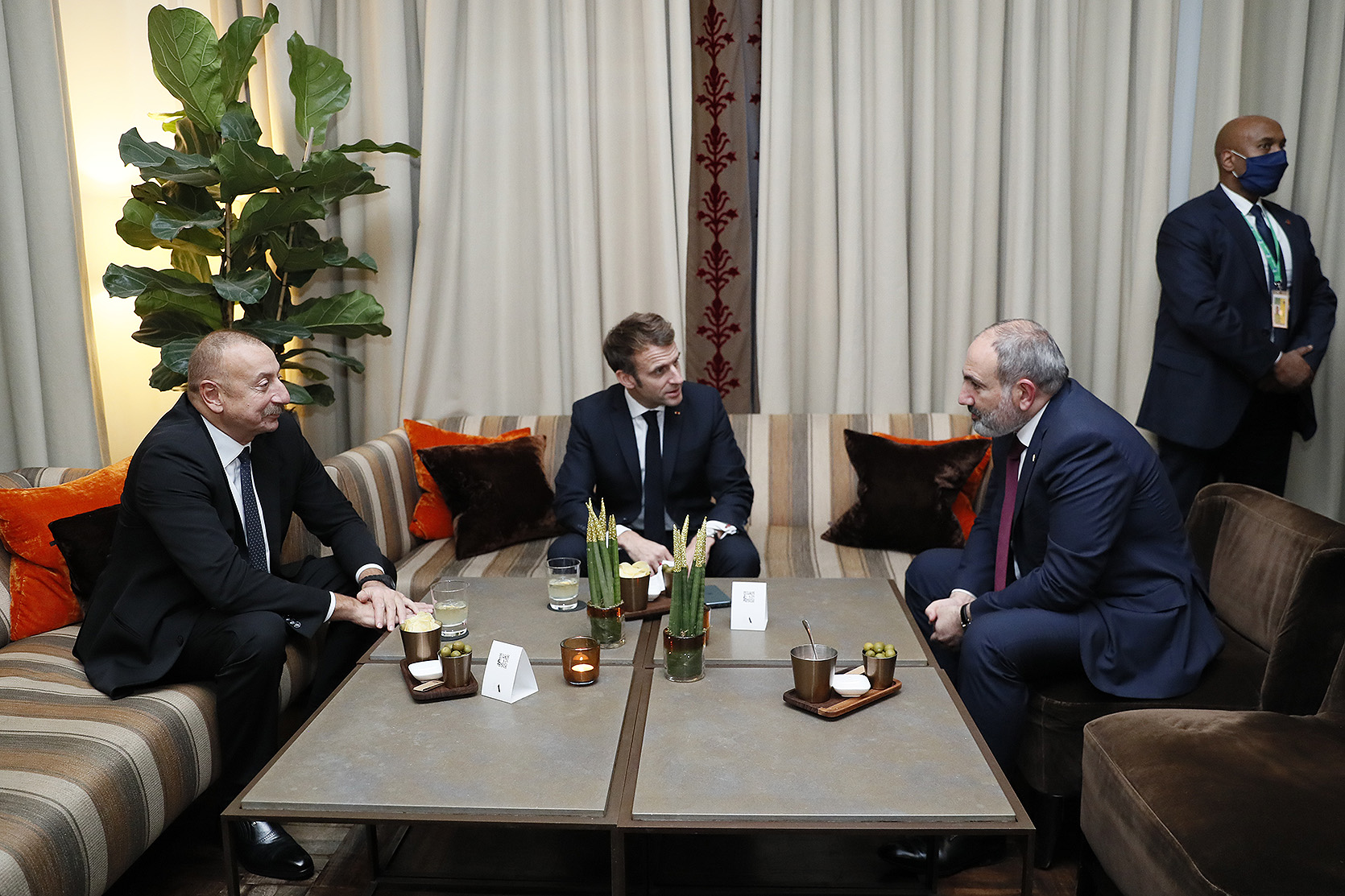 Пашинян и Алиев при посредничестве Макрона провели в Брюсселе еще одну встречу 