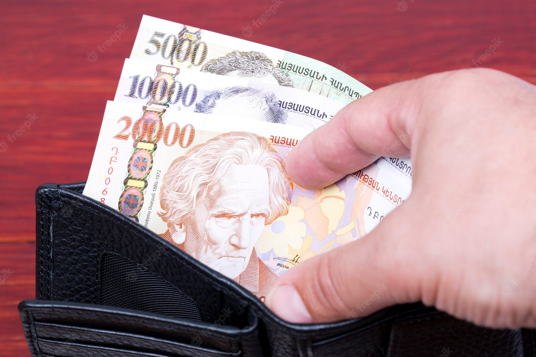 Минимальная зарплата в Армении с 1 января будет повышена на 10% 