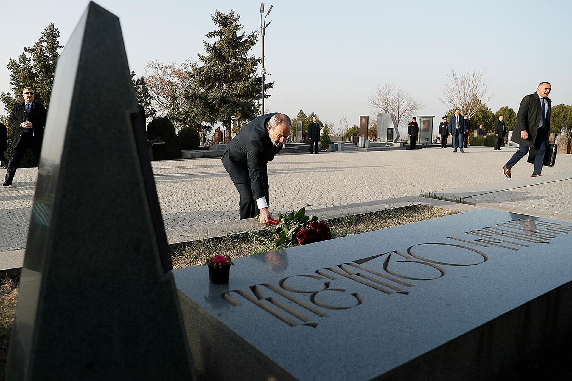 Пашинян почтил память погибших героев Апрельской войны 