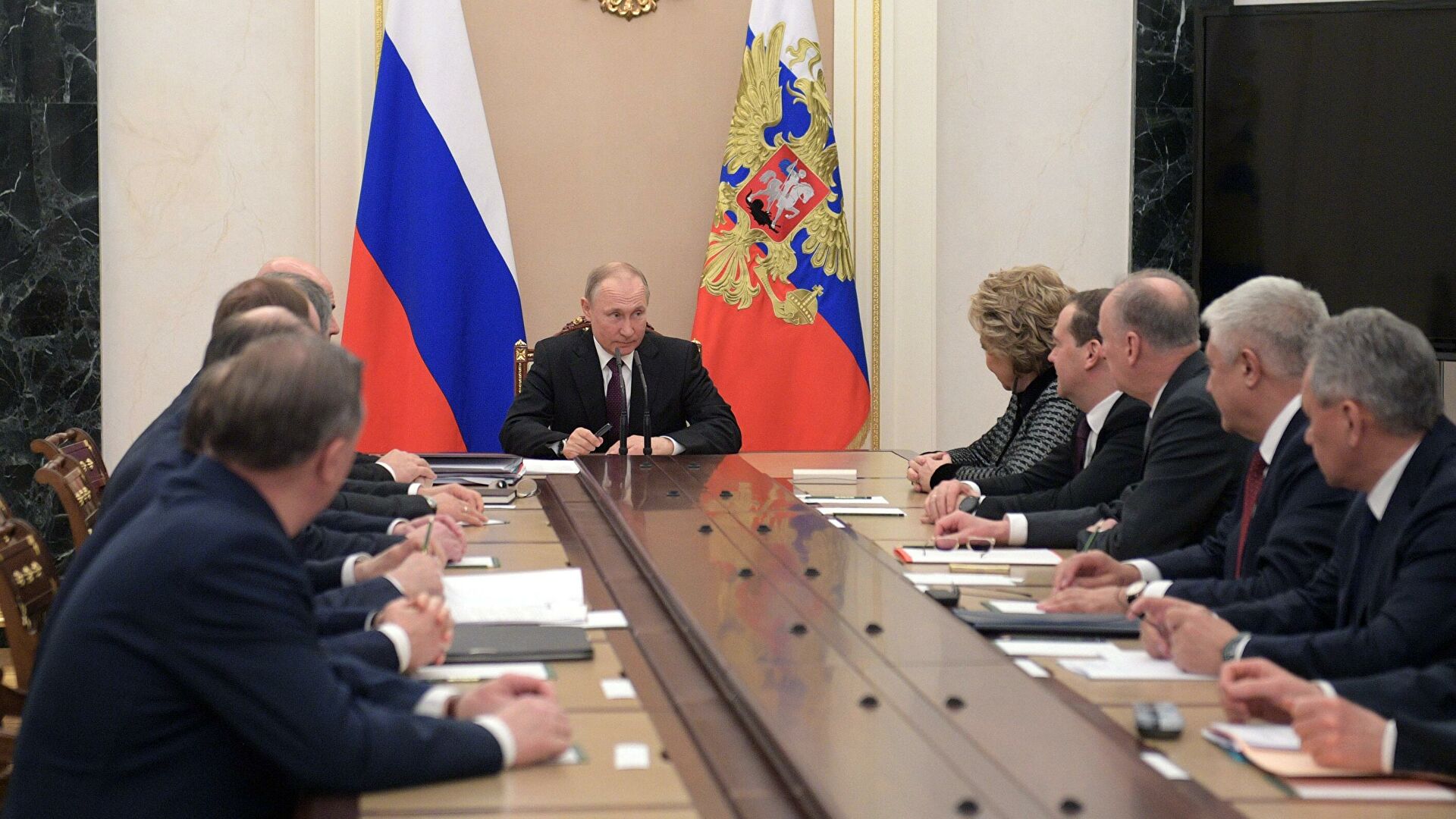 Путин на совещании с постоянными членами Совбеза РФ предложил обсудить ситуацию у границ с ближневосточным регионом 