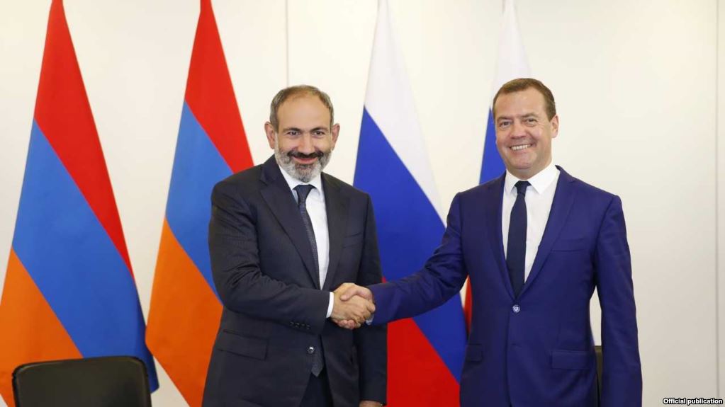Медведев поздравил Пашиняна с назначением на должность премьер-министра Армении 