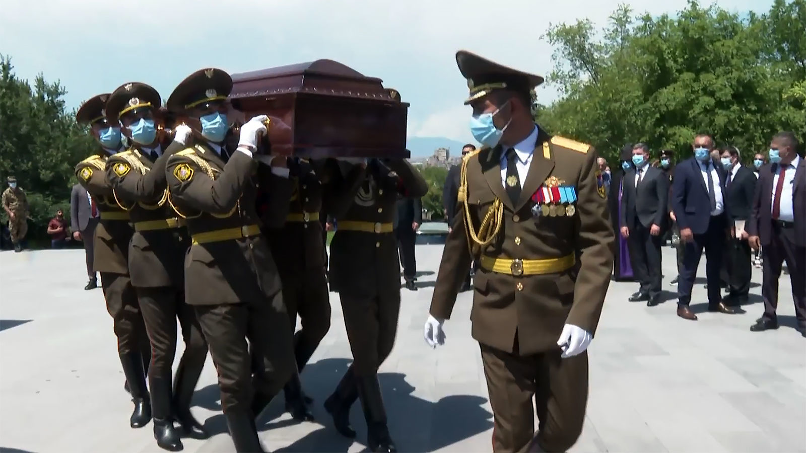 Высшее руководство Армении присутствовало на похоронах майора ВС Армении, погибшего в ходе столкновений на границе с Азербайджаном 