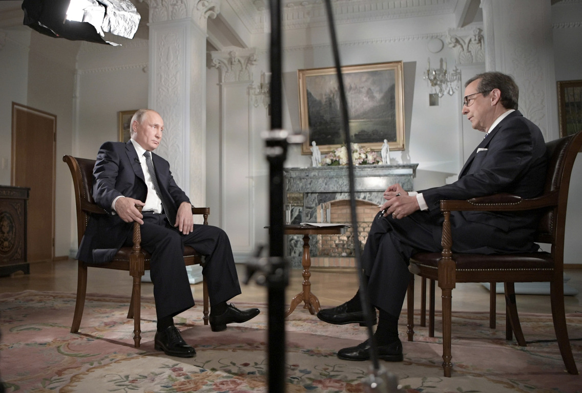 Ведущий Fox News после интервью с Путиным уехал с женой в отпуск в Россию 