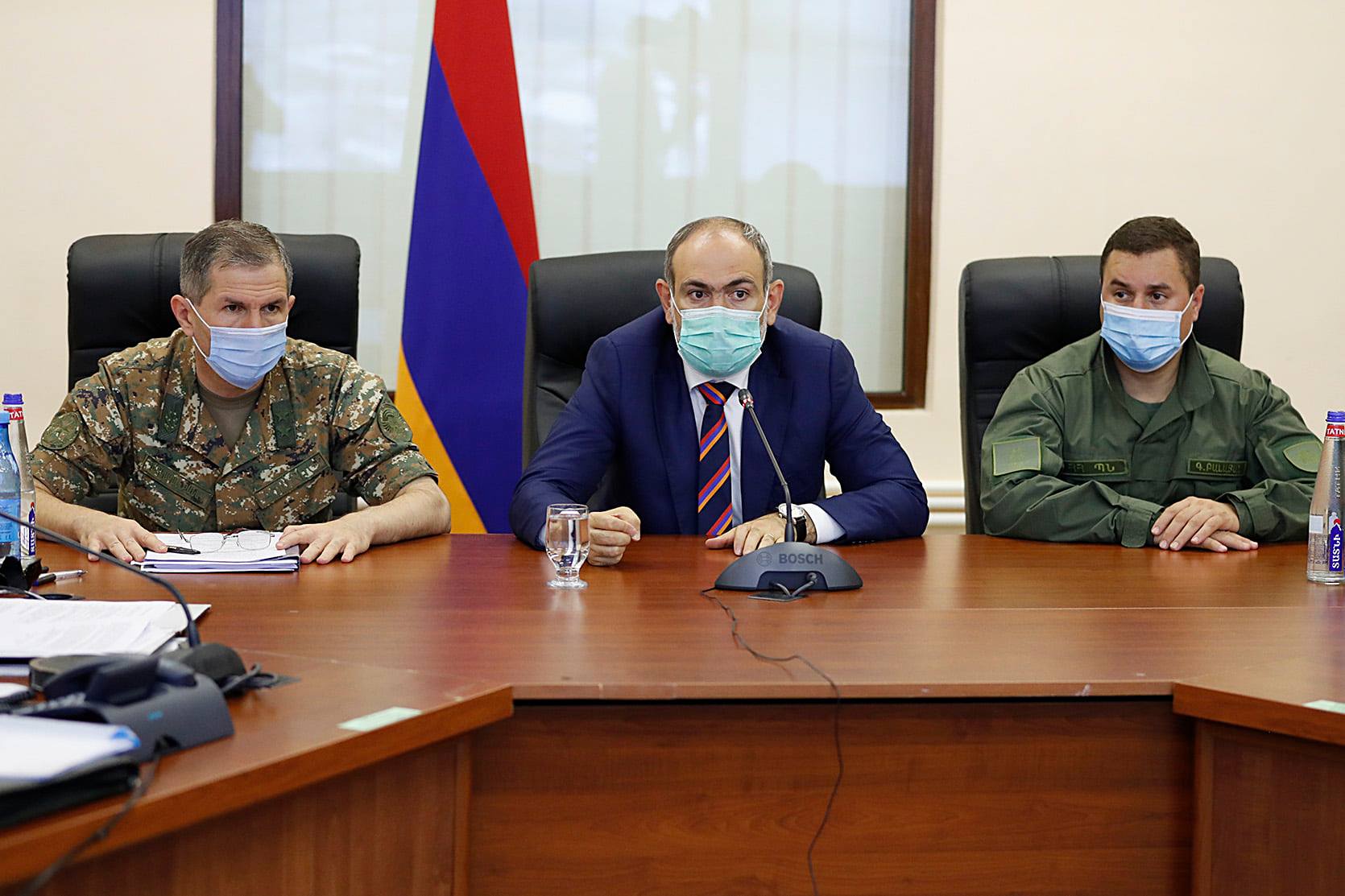 Заявление Пашиняна: Гаспарян считается освобожденным от должности главы ГШ ВС Армении 