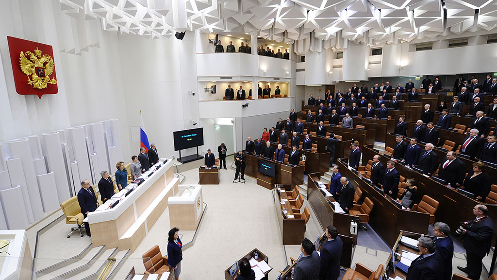 В условиях санкций сенаторы наделили Путина новыми полномочиями 