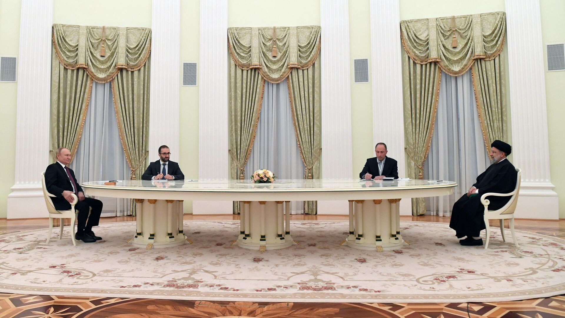 Президенты России и Ирана провели переговоры в Ашхабаде 