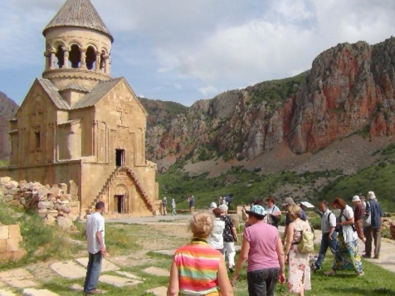 Число желающих увидеть новую Армению непрерывно растет 