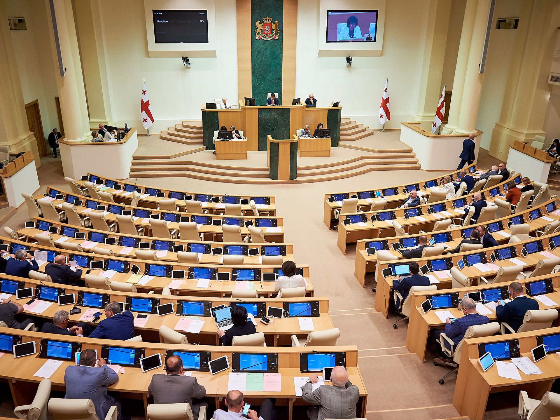 Парламент Грузии одобрил в первом чтении скандальный законопроект об иноагентах 