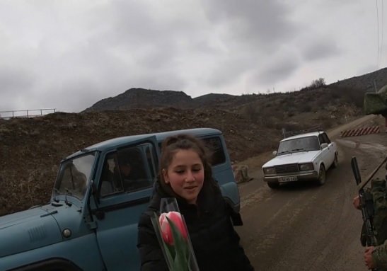 Российские миротворцы подарили цветы жительницам Карабаха и поздравили их с 8 марта 