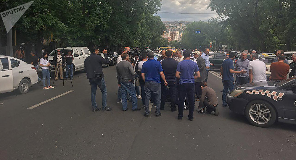Таксисты частично перекрыли ереванский проспект Баграмяна. Они требуют встречи с Николом Пашиняном 