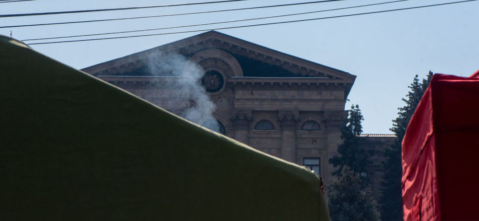 Полиция установила у парламента Армении светозвуковые гранаты, в здании - снайперы 