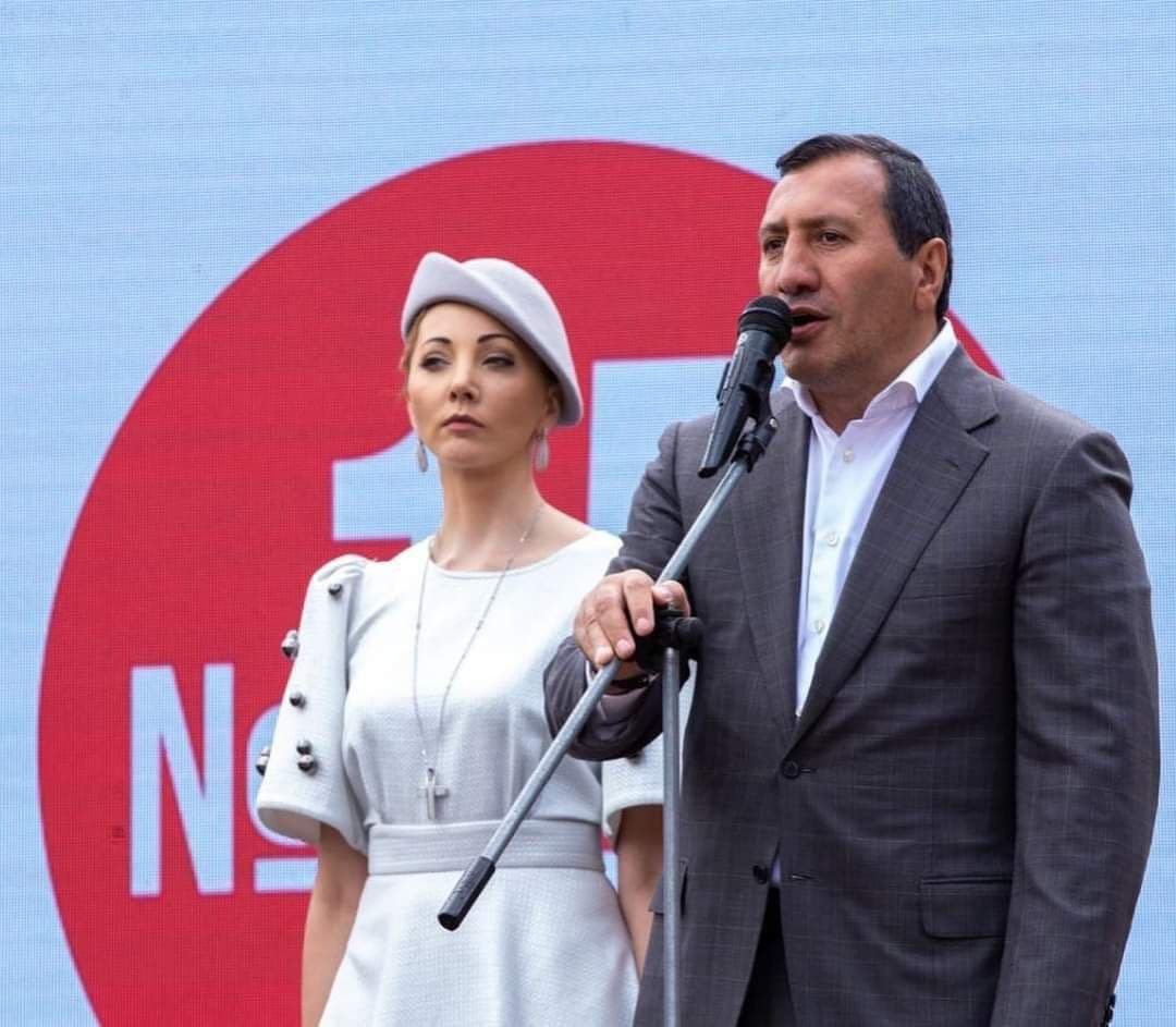 Тигран Арзаканцян вместе с супругой Натальей Ротенберг основали в Армении партию «Сила Родины» 