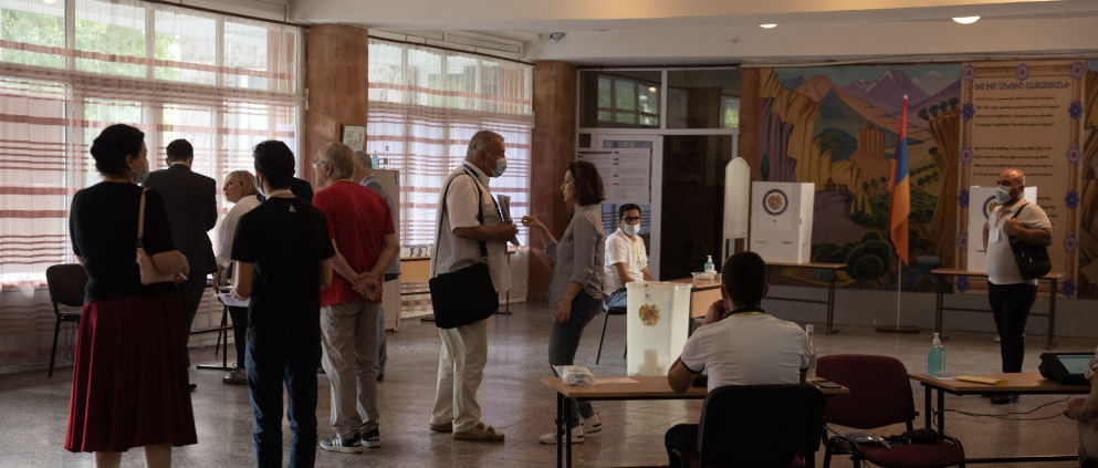 Граждане Армении спешат на выборы  