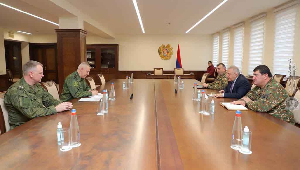 Министр обороны Армении принял командующего миротворческой группой РФ в зоне нагорно-карабахского конфликта 