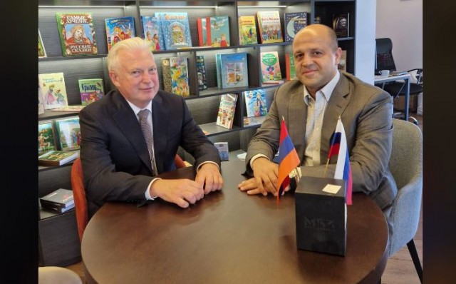 Игорь Максимцев посетил в Ереване Дом Русской Книги 